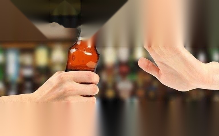 cam ep nguoi khac uong ruou bia image 01