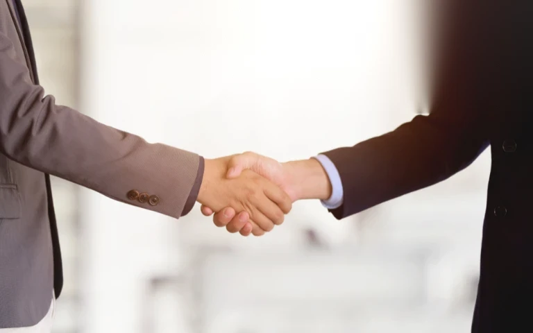 Có được ký hợp đồng lao động với người lao động dưới 18 tuổi không?